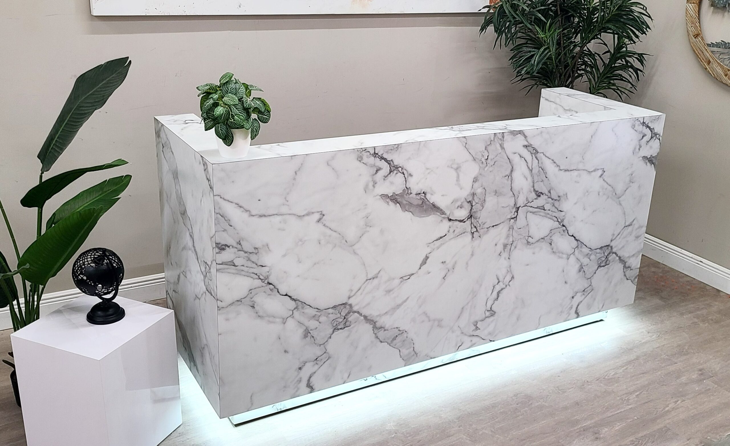 Agate-Reception-Desk Gloss-Calacatta-Formica-84¨-1'