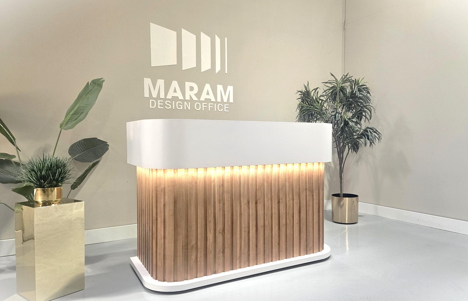 Ruby Reception desk Tambour (Panels)(Nogal Natural) - Maram Design Office