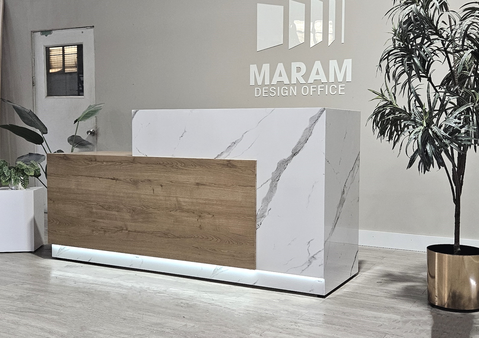 Jade Plus Reception desk (Marble + Planked Urban Oak) - Image 2