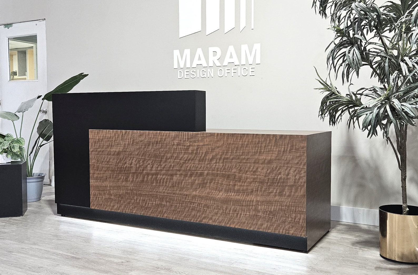 Jade Plus Reception desk (Matte Black + Black Walnut)