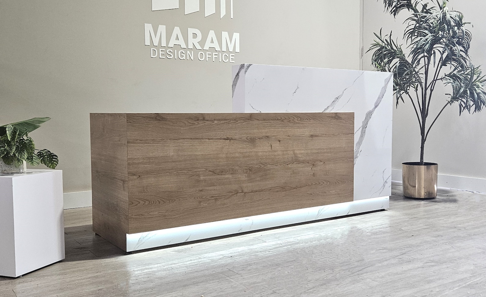 Jade Plus Reception desk (Marble + Planked Urban Oak)