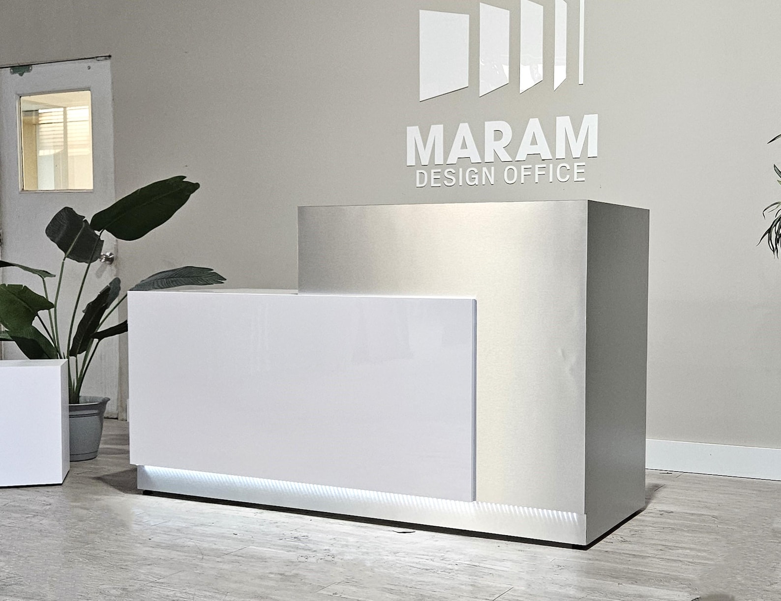Jade Plus Reception desk ( Gloss White + Gold) Gold Metal laminate has an additional cost. - Image 4