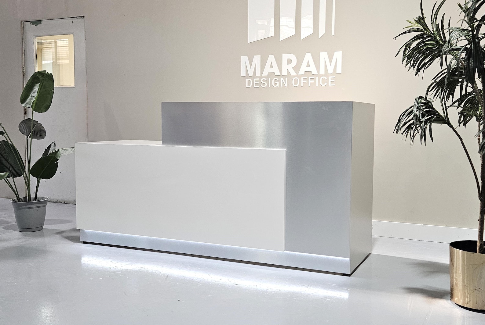 Jade Plus Reception desk ( Gloss White + Gold) Gold Metal laminate has an additional cost. - Image 5