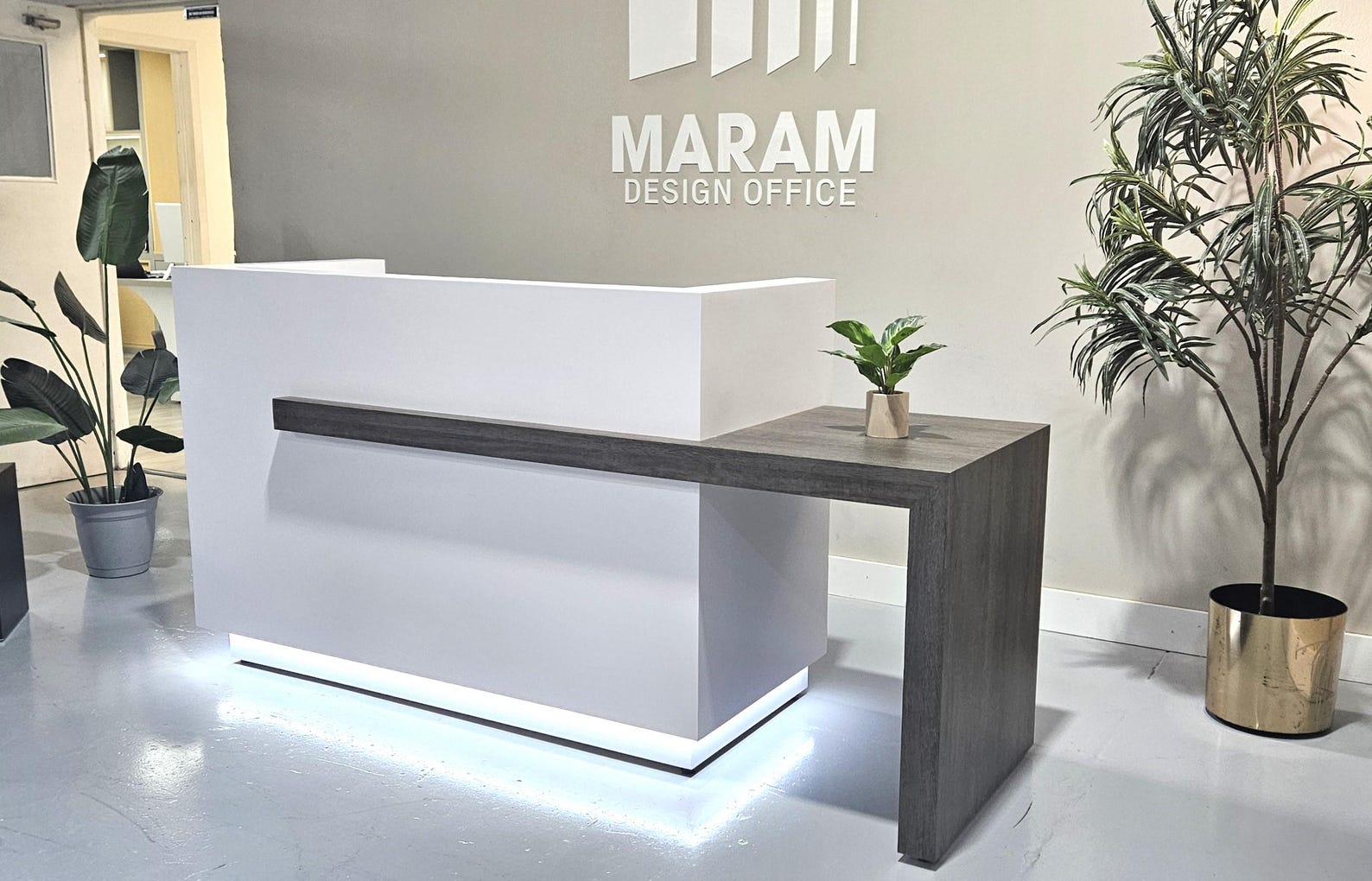 Celestite Reception desk (Matte White + Tula Oak)